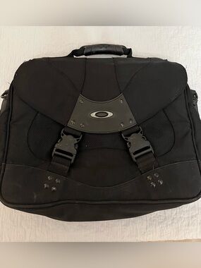 Oakley Laptop Messenger Briefcase Bag. EUC Authentic. Black